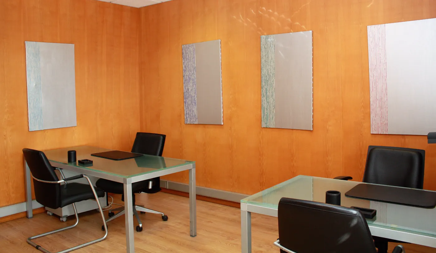 Sala com parede de madeira e quadros prateados